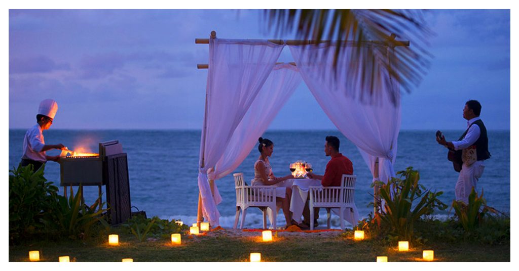 Romantic Dinner Date On Water